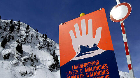 Hinweisschild auf Lawinengefahr in den Alpen.