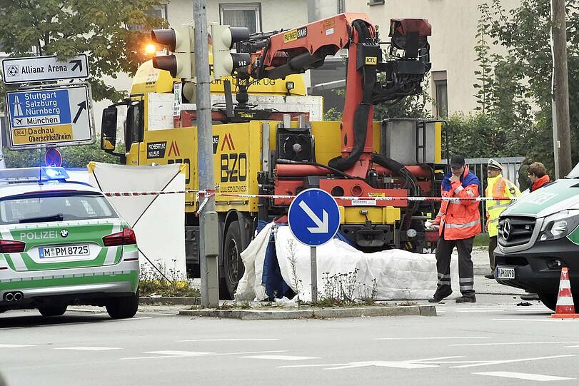 Die Person geriet unter den Lkw und verstarb. Bilder vom Polizeieinsatz.
