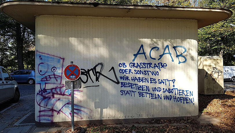 Vermummte besprühten am Sonntagabend in Giesing Häuser mit Schriftzügen, wie hier an der Aignerstraße.