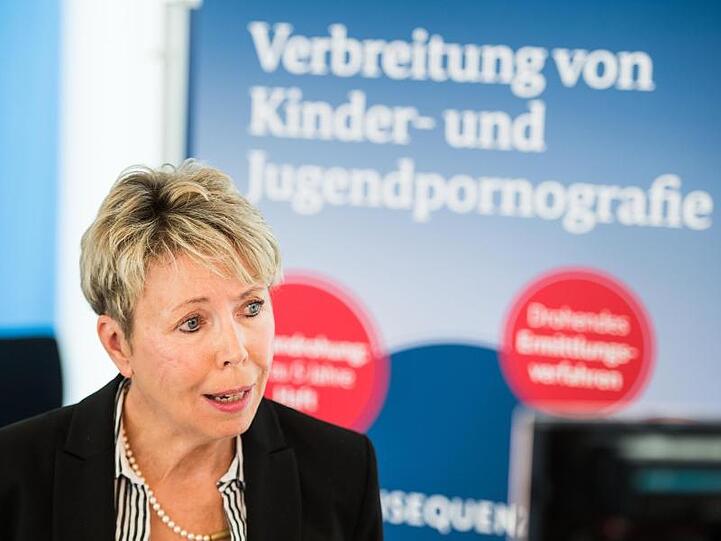 BKA-Abteilungsleiterin Sabine Vogt spricht in Wiesbaden zu Journalisten.
