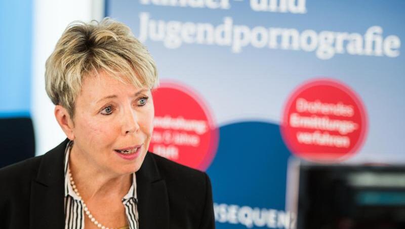 BKA-Abteilungsleiterin Sabine Vogt spricht in Wiesbaden zu Journalisten. BKA-Abteilungsleiterin Sabine Vogt spricht in Wiesbaden zu Journalisten.