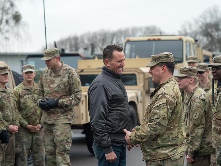US-Botschafter Richard Grenell (M) spricht in der Clausewitz-Kaserne in Burg in Sachsen-Anhalt mit Soldaten der US-Armee.