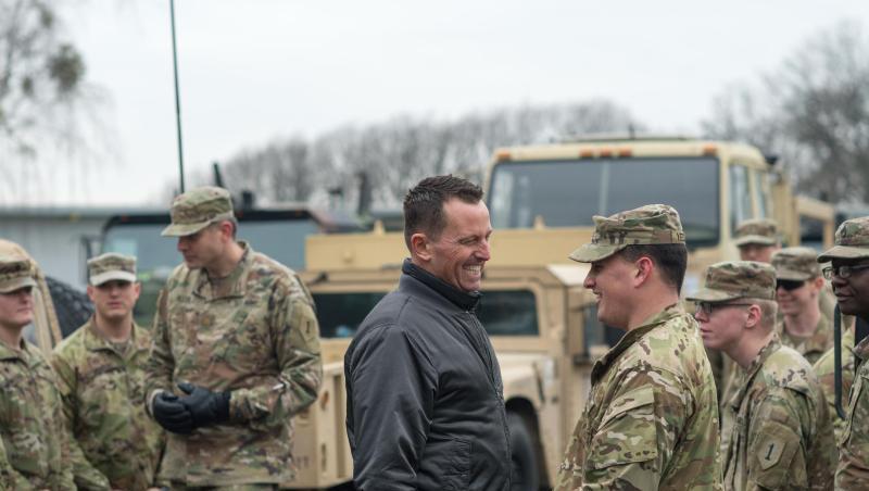 US-Botschafter Richard Grenell (M) spricht in der Clausewitz-Kaserne in Burg in Sachsen-Anhalt mit Soldaten der US-Armee. US-Botschafter Richard Grenell (M) spricht in der Clausewitz-Kaserne in Burg in Sachsen-Anhalt mit Soldaten der US-Armee.