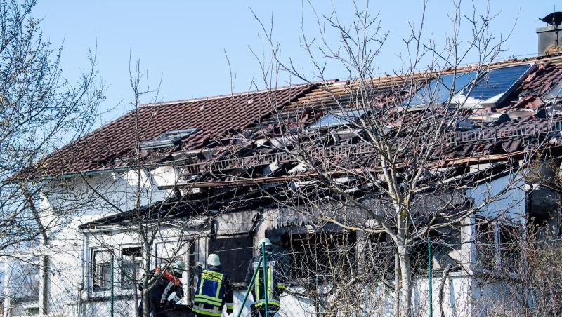 Feuerwehrmänner stehen vor einem ausgebrannten Einfamilienhaus in Bodenkirchen. Foto: Matthias Balk/dpa/Archivbild Feuerwehrmänner stehen vor einem ausgebrannten Einfamilienhaus in Bodenkirchen. Foto: Matthias Balk/dpa/Archivbild