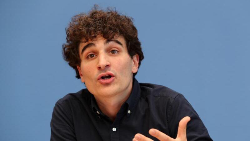 Der Münchner Ates Gürpinar (36) ist seit 2016 Landessprecher der Linken in Bayern, seit 2020 gemeinsam mit Kathrin Flach-Gomez.