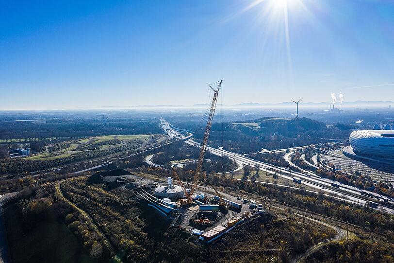 Im Hintergrund ist das erste Münchner Windrad zu erkennen, das seit 1999 Ökoenergie liefert.