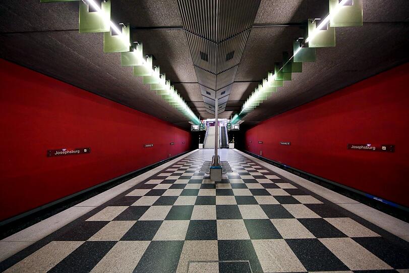 Der U-Bahnhof Josephsburg: schönes Design - auch der Bodenbelag.