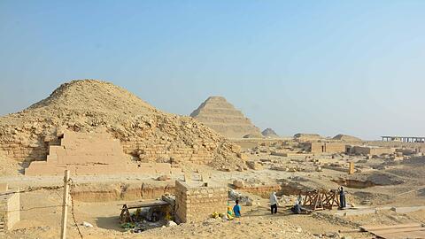 Blick auf das Ausgrabungsgelände in Sakkara, im Hintergrund die Unas-Pyramide (l) und die Djoser-Stufenpyramide.