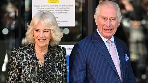 Als wäre nichts gewesen: Königin Camilla und König Charles zeigten sich bei der Ankunft am Macmillan Cancer Center des University College Hospitals in London gelöst und entspannt.