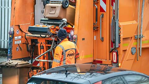 So kennt man die Münchner Müllwagen: Knallorange. Zurzeit sind sehr viele davon in der Werkstatt, weshalb der AWM extra auswärtige Müllwagen anmieten musste. Was das kostet, wird aber nicht verraten.