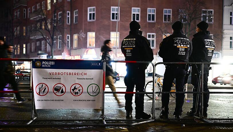 Die Berliner Polizei nimmt schon vor Mitternacht mehr als 100 Menschen fest. Die Berliner Polizei nimmt schon vor Mitternacht mehr als 100 Menschen fest.