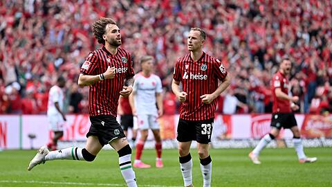 Hannovers Kolja Oudenne jubelt &uuml;ber sein Tor zum 1:1 gegen N&uuml;rnberg.