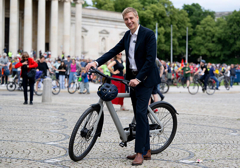 Münchens OB Dominik Krause nahm nach der Radsternfahrt an einer Kundgebung auf dem Königsplatz teil. Münchens OB Dominik Krause nahm nach der Radsternfahrt an einer Kundgebung auf dem Königsplatz teil.