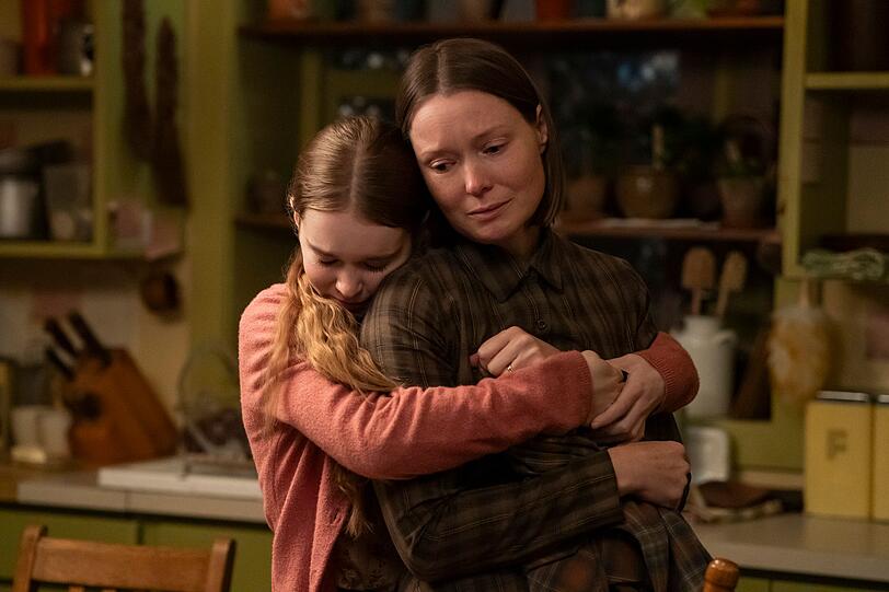 "Carrie", das Serien-Update 2026: Summer H. Howell spielt Carrie White, Samantha Sloyan ist ihre Mutter Margaret. Erstmals wird die grausame und religiös fundamentalistische Mutterfigur komplexer gezeichnet als in den alten Adaptionen: Diese Mutter kennt auch Zuneigung und Liebe. Das Plot-Drama des Stoffes wird sie jedoch kaum verhindern können. "Carrie", das Serien-Update 2026: Summer H. Howell spielt Carrie White, Samantha Sloyan ist ihre Mutter Margaret. Erstmals wird die grausame und religiös fundamentalistische Mutterfigur komplexer gezeichnet als in den alten Adaptionen: Diese Mutter kennt auch Zuneigung und Liebe. Das Plot-Drama des Stoffes wird sie jedoch kaum verhindern können.
