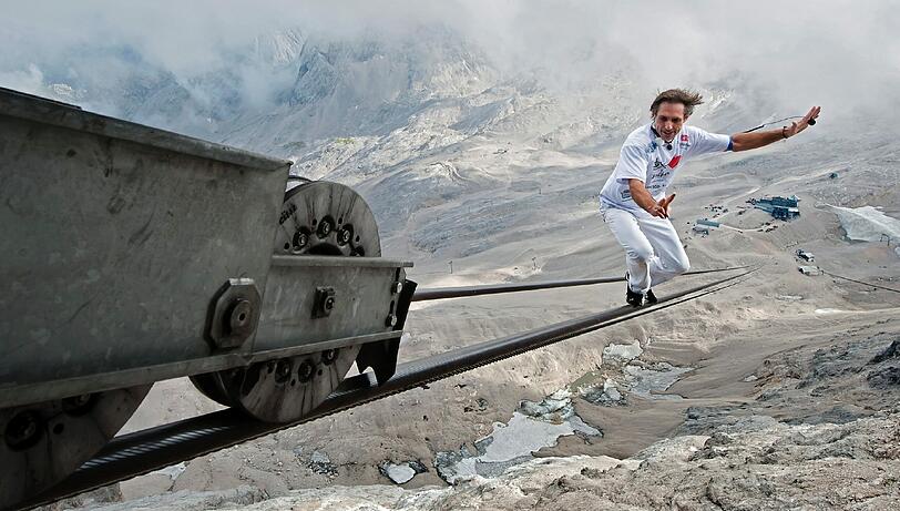"Spaziergang" auf einem 50 Millimeter breiten Stahlseil zwischen Zugpitzplatt und Gipfel: die spektakulären Bilder vom Weltrekord des Schweizer Seiltänzers Freddy Nock.