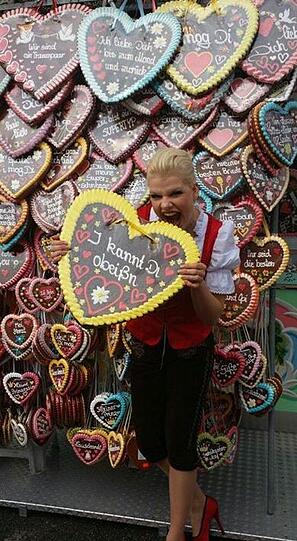 Zum Anbeißen: Melanie Müller auf dem Oktoberfest.