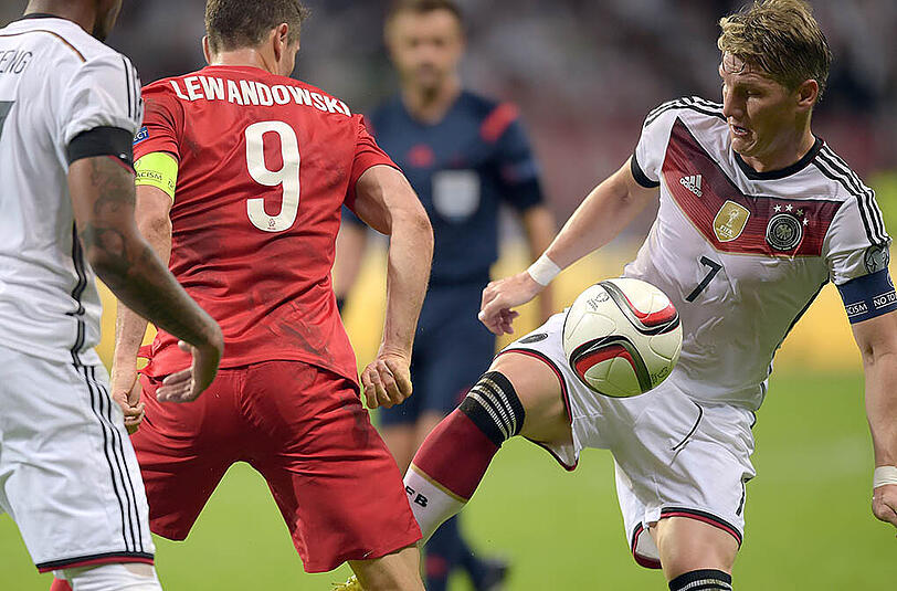 Die DFB-Elf gewinnt das wichtige EM-Qualispiel gegen Polen mit 3:1 und ist jetzt ganz nah dran an der Europameisterschafts-Teilnahme. Die Bilder.