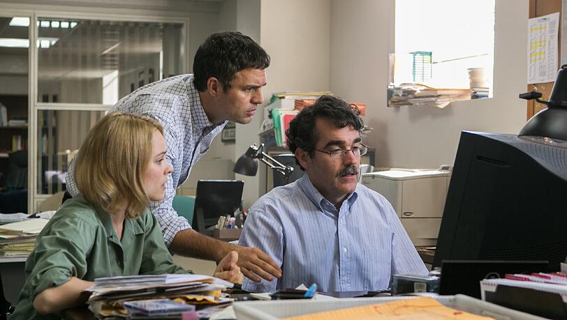 Rachel McAdams als Sacha Pfeiffer, Mark Ruffalo als Michael Rezendes und Brian d'Arcy James (re) als Matt Carroll bei Ihren Recherchen. Rachel McAdams als Sacha Pfeiffer, Mark Ruffalo als Michael Rezendes und Brian d'Arcy James (re) als Matt Carroll bei Ihren Recherchen.