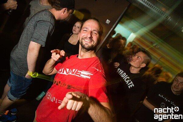 "Gute Laune Hoch 10" lautete das Motto im Ampere. Hoch 10 deshalb, weil insgesamt zehn Stunden lang gefeiert wurde und zehn 10 DJ's vor Ort waren.