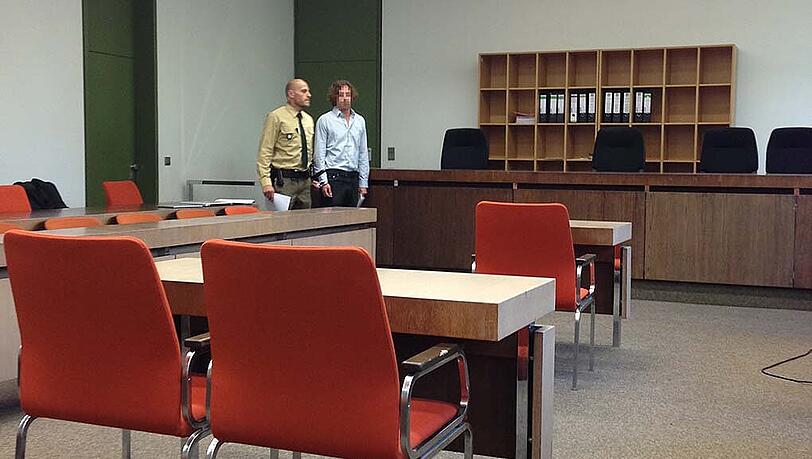 Der Angeklagte wird beim Prozessauftakt in den Saal geführt. Der Angeklagte wird beim Prozessauftakt in den Saal geführt.