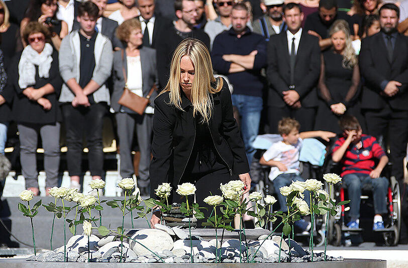 Weiße Rosen repräsentieren die 86 Opfer des Terror-Anschlags in Nizza.