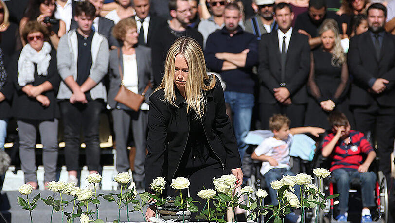 Weiße Rosen repräsentieren die 86 Opfer des Terror-Anschlags in Nizza. Weiße Rosen repräsentieren die 86 Opfer des Terror-Anschlags in Nizza.