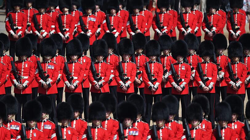 Mitglieder des 1. Bataillons der Coldstream-Garde kurz vor dem Beginn der Militärparade "Trooping the Colour".