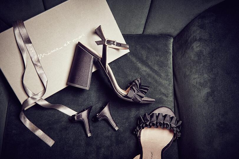 Bei Mime et moi wird man auf der Suche nach dem eleganten Schuh für festliche Anlässe definitiv fündig. Ob klassisches Schwarz, festliches Rot oder funkelndes Metallic, das Münchner Label bietet eine große Auswahl
