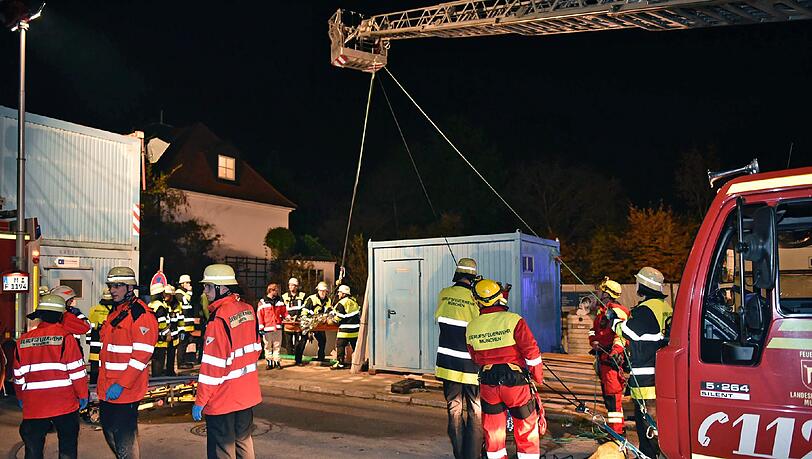 Der 29-Jährige landete in der Grube, die Feuerwehr musste anrücken und ihn befreien. Der 29-Jährige landete in der Grube, die Feuerwehr musste anrücken und ihn befreien.