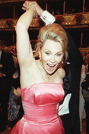 Die amerikanische Oscar-Gewinnerin Faye Dunaway hatte 1999 sichtlich Spaß auf dem Tanzparkett.