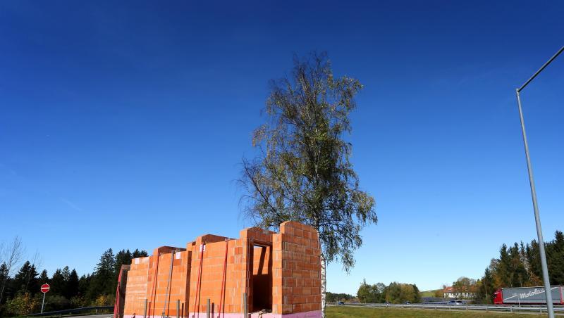 Ein Anhänger mit zwei gemauerten Toilettenhäuschen steht auf einem Parkplatz der Autobahn A7. Foto: Karl-Josef Hildenbrand/dpa Ein Anhänger mit zwei gemauerten Toilettenhäuschen steht auf einem Parkplatz der Autobahn A7. Foto: Karl-Josef Hildenbrand/dpa