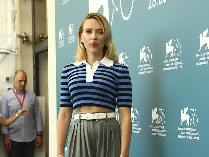Scarlett Johanson: bauchfrei in Venedig.