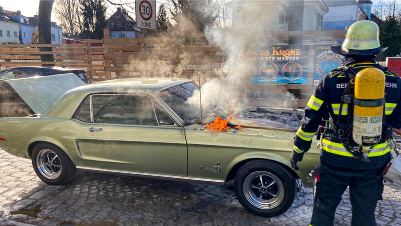 Flammen schlugen aus dem Motorraum des Mustang.