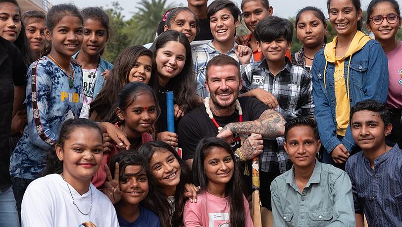 David Beckham posiert mit Jugendlichen im indischen Gujarat.