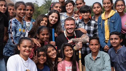 David Beckham posiert mit Jugendlichen im indischen Gujarat.