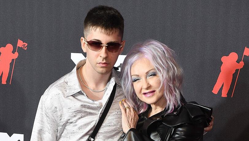 Cyndi Lauper mit ihrem Sohn Declyn bei den MTV Video Music Awards. Cyndi Lauper mit ihrem Sohn Declyn bei den MTV Video Music Awards.
