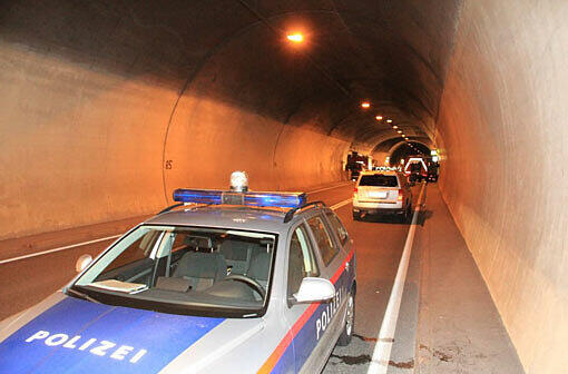 Großeinsatz von Feuerwehr und Polizei im Tunnel.
