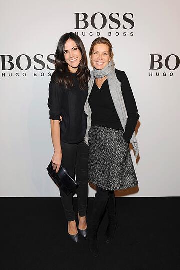 Edle Damen: Die Schauspielerinnen Bettina Zimmermann und Ursula Karven bei der BOSS-Party und Vernissage "A PERSONAL TOUCH - young photo journalists at the red carpet" im Rahmen der Berlinale im BOSS Store Berlin am Mittwoch.