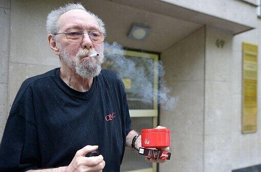Raucht für sein Leben gern: Friedhelm Adolfs (75)