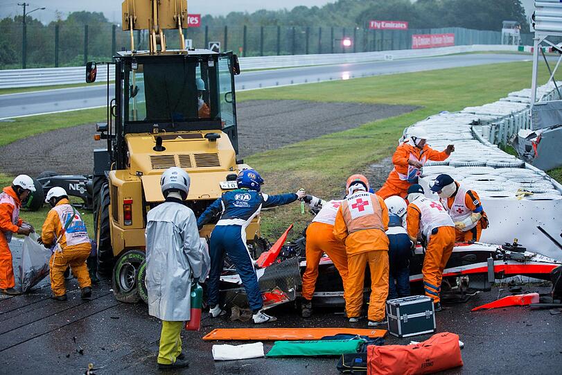 Rettungskräfte versorgen den verunfallten Jules Bianchi beim Rennen in Suzuka.