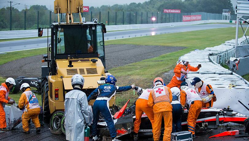 Rettungskräfte versorgen den verunfallten Jules Bianchi beim Rennen in Suzuka. Rettungskräfte versorgen den verunfallten Jules Bianchi beim Rennen in Suzuka.