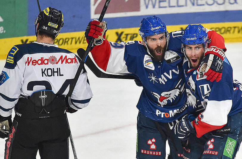 Mannheim macht das 3:1: Jamie Tardif jubelt mit Matthias Plachta (r) über sein Tor.