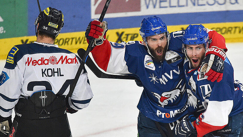 Mannheim macht das 3:1: Jamie Tardif jubelt mit Matthias Plachta (r) über sein Tor. Mannheim macht das 3:1: Jamie Tardif jubelt mit Matthias Plachta (r) über sein Tor.