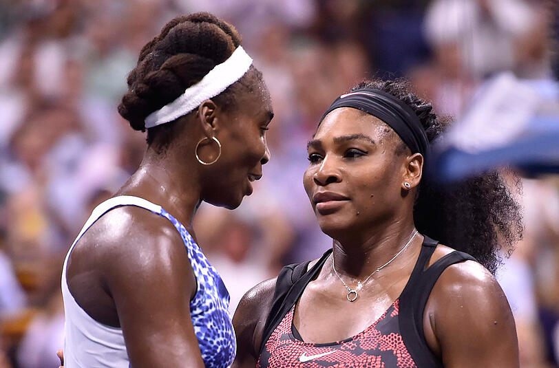 Venus Williams (l.) gratuliert ihrer Schwester Serena zum Sieg.
