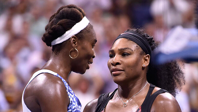 Venus Williams (l.) gratuliert ihrer Schwester Serena zum Sieg. Venus Williams (l.) gratuliert ihrer Schwester Serena zum Sieg.