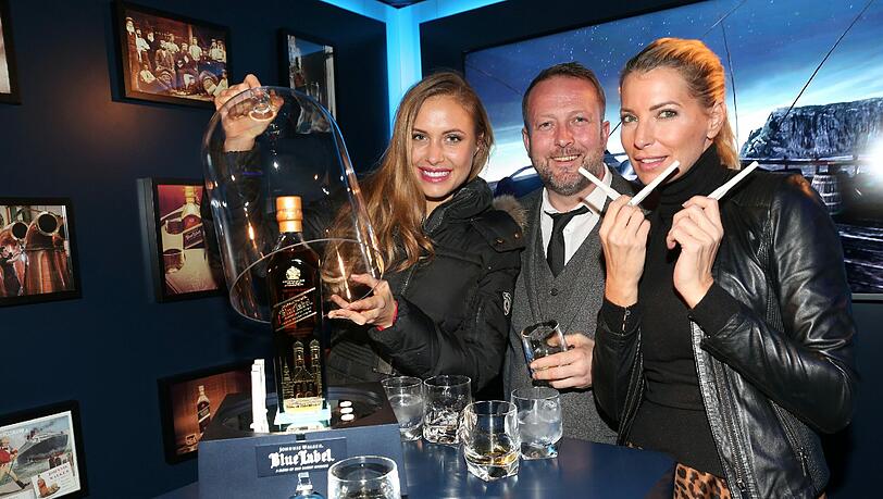 Alena Gerber mit Tom Jones (Johnnie Walker) und Guilia Siegel Alena Gerber mit Tom Jones (Johnnie Walker) und Guilia Siegel