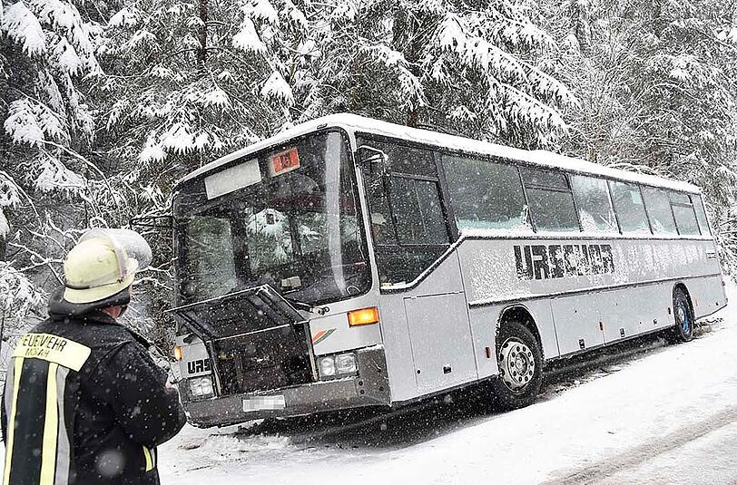 In Oberpframmern landete ein Schulbus im Straßengraben. Alle 15 Kinder blieben unverletzt.