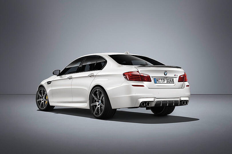 Die zweite Hälfte der Edition trägt die Farbe Mineralweiß metallic, auf der Heckklappe ist der aus Carbon bestehende "Gurney Flap" zu sehen.