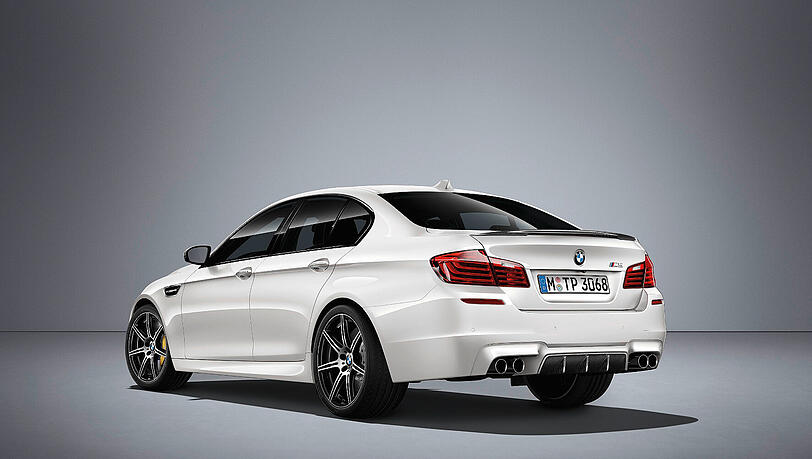 Die zweite Hälfte der Edition trägt die Farbe Mineralweiß metallic, auf der Heckklappe ist der aus Carbon bestehende "Gurney Flap" zu sehen. Die zweite Hälfte der Edition trägt die Farbe Mineralweiß metallic, auf der Heckklappe ist der aus Carbon bestehende "Gurney Flap" zu sehen.