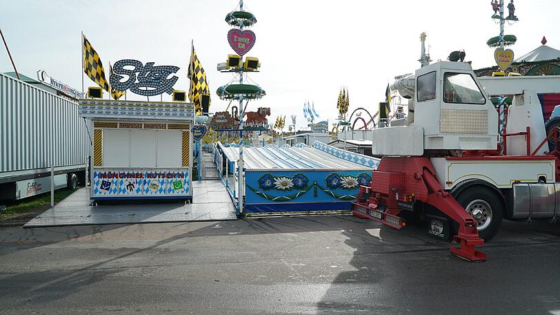Bereits am Tag nach dem Wiesn-Kehraus haben die Abbau- und Aufräumarbeiten auf dem Oktoberfestgelände begonnen.
